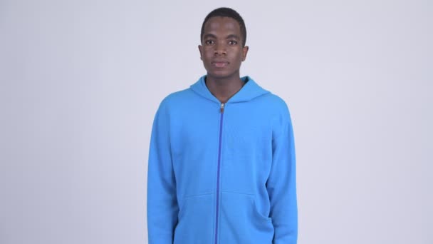 Jonge knappe Afrikaanse man met gekruiste armen — Stockvideo