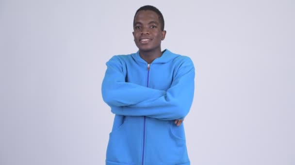 Jonge gelukkige Afrikaanse man lacht met gekruiste armen — Stockvideo