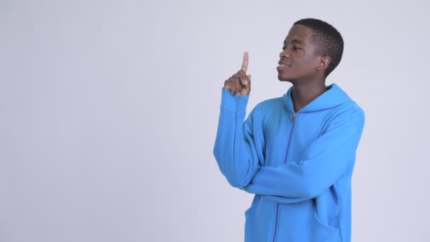 Joven hombre africano feliz pensando y señalando hacia arriba — Vídeo de stock