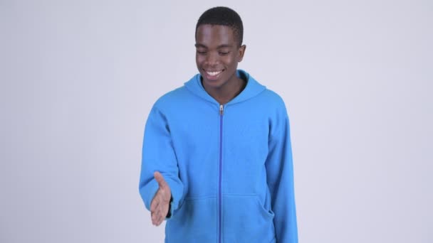 Молодой счастливый африканский мужчина, пожимающий руку — стоковое видео