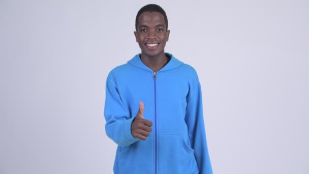 Joven hombre africano feliz dando pulgares hacia arriba — Vídeos de Stock