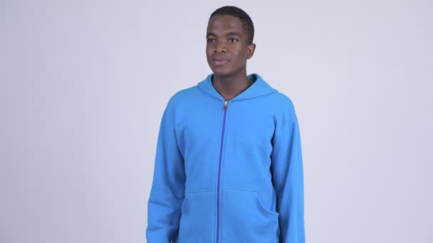 Gelukkig Afrikaanse jongeman geven duimen omhoog — Stockvideo