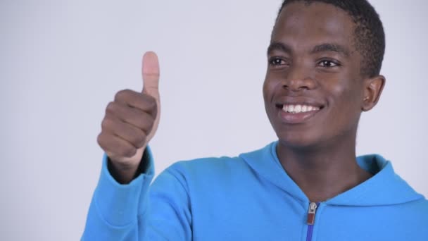 Rostro de joven hombre africano feliz dando pulgares hacia arriba — Vídeos de Stock