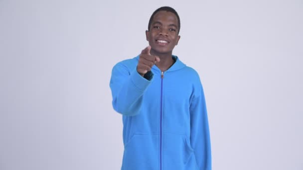 Genç mutlu Afrika adam kameraya işaret — Stok video