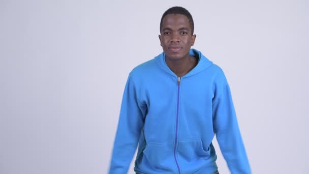 Jovem estressado homem africano recebendo más notícias — Vídeo de Stock