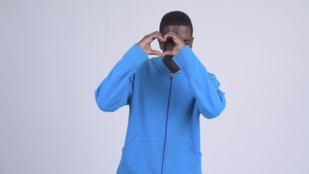 Gelukkig Afrikaanse jongeman met hart handgebaar — Stockvideo