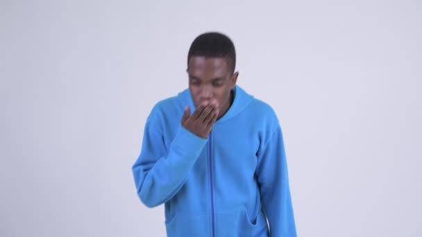Молодой счастливый африканский мужчина, дующий поцелуем — стоковое видео