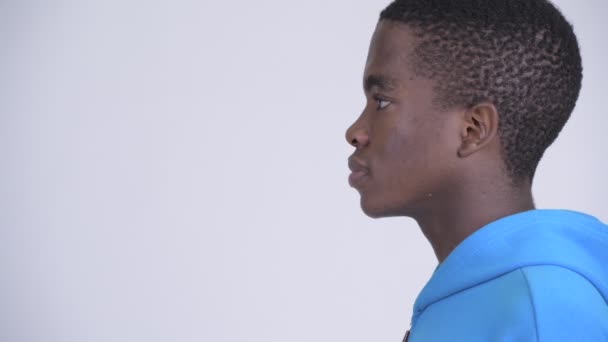 Vista del perfil de primer plano del joven hombre africano feliz sonriendo — Vídeo de stock