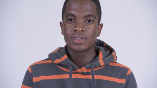 Gezicht van jonge gelukkige Afrikaanse man glimlachend — Stockvideo