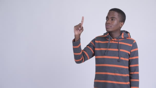 Молодой счастливый африканский мужчина думает и показывает вверх — стоковое видео