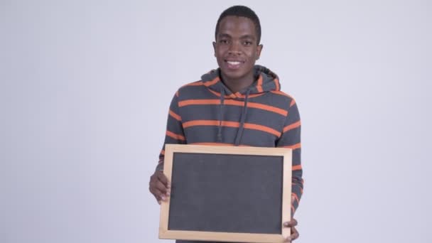 Ευτυχισμένος αφρικανική νεαρός κρατώντας μαυροπίνακα — Αρχείο Βίντεο