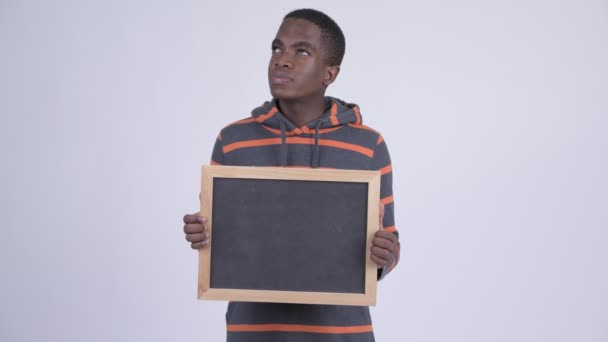 Estudio Joven Hombre Africano Guapo Con Sudadera Con Capucha Sobre — Vídeos de Stock