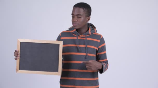 Blackboard tutarak ve Yaşasın vererek mutlu Afrika delikanlı — Stok video