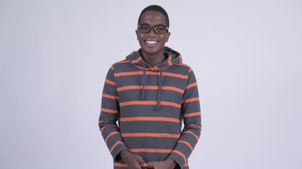 眼鏡と本を読んで幸せなアフリカ青年 — ストック動画