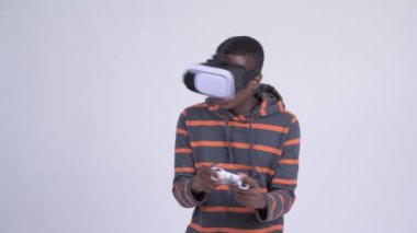 Oyun ve sanal gerçeklik kulaklık kullanarak Afrika delikanlı