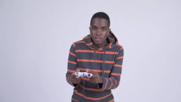 Studioaufnahme Eines Jungen Gut Aussehenden Afrikaners Mit Kapuzenpullover Vor Weißem — Stockvideo
