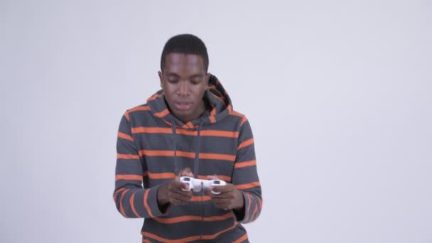 Joven hombre africano feliz jugando juegos y ganando — Vídeo de stock