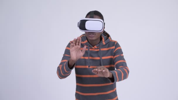 Mladý pohledný muž africké pomocí soupravu pro virtuální realitu — Stock video