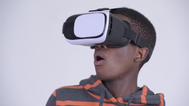 Rosto do jovem homem africano bonito usando fone de ouvido realidade virtual — Vídeo de Stock