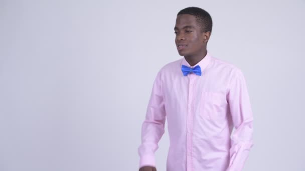 Studioaufnahme Eines Jungen Gutaussehenden Afrikanischen Geschäftsmannes Mit Fliege Vor Weißem — Stockvideo