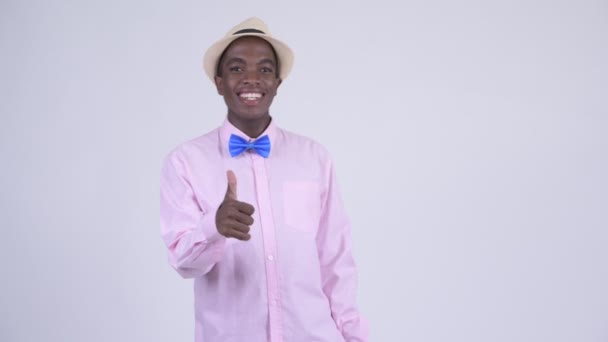 Unga glada afrikanska turist man ger tummen upp — Stockvideo