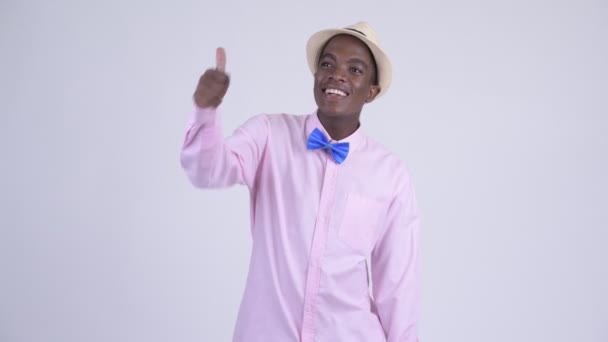 Studioaufnahme Eines Jungen Gutaussehenden Afrikanischen Touristenmannes Vor Weißem Hintergrund — Stockvideo