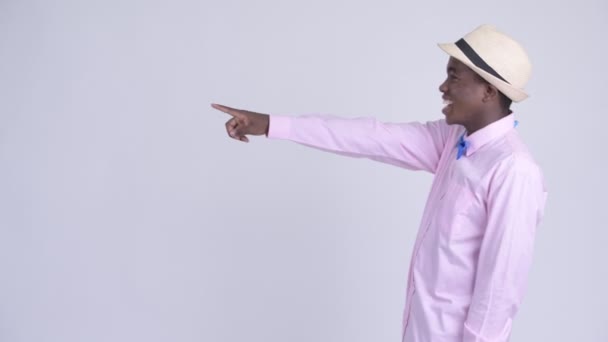 Widok profilu młody szczęśliwy turysta Afryki człowiek wskazującego palca — Wideo stockowe