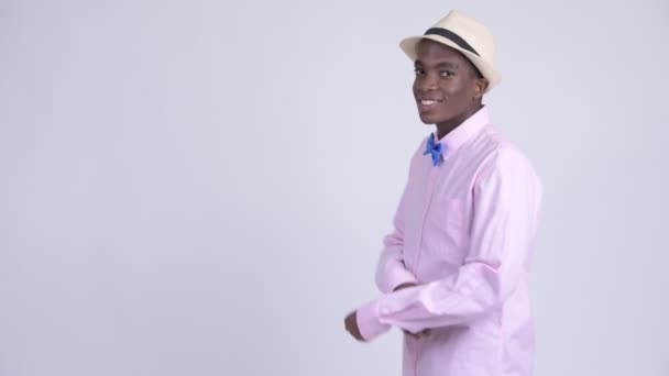 Profil Zobacz człowieka młody szczęśliwy turysta Afryki, uśmiechając się z rękami skrzyżowanymi — Wideo stockowe