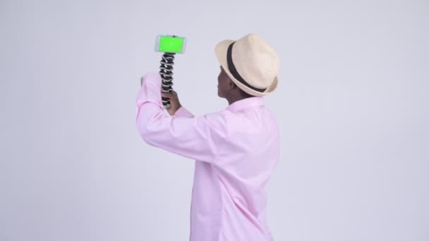 Νέοι ευτυχισμένη Αφρικής Τουριστική άνθρωπος vlogging με τηλέφωνο — Αρχείο Βίντεο