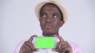 Telefon gösterilen süre düşünme genç mutlu Afrika turistik adamın yüzünü