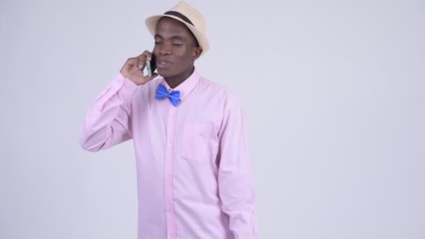 Young happy African tourist man talking on the phone — Stock Video