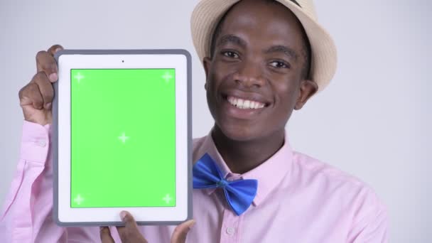 Fiatal, boldog afrikai turista ember Digitális tábla mutatja arcát — Stock videók