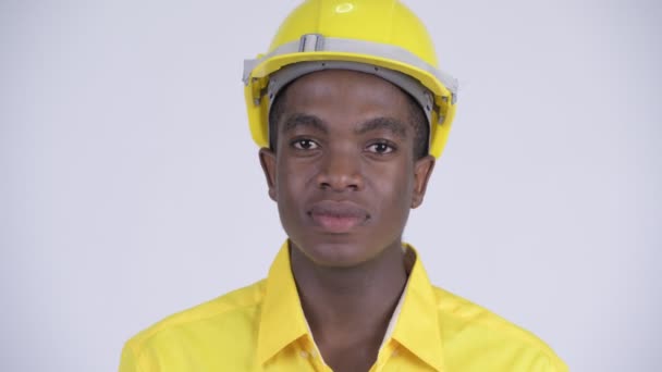 Volto di giovane felice uomo d'affari africano come ingegnere sorridente — Video Stock