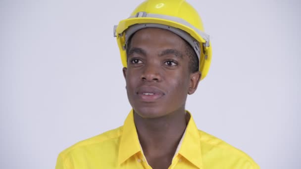 Лицо молодого счастливого африканского бизнесмена, думающего как инженер — стоковое видео