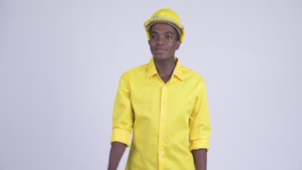 Joven empresario africano feliz como ingeniero señalando el dedo — Vídeos de Stock