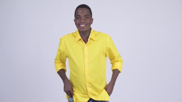 Mladý šťastný africký podnikatel se usmívá — Stock video