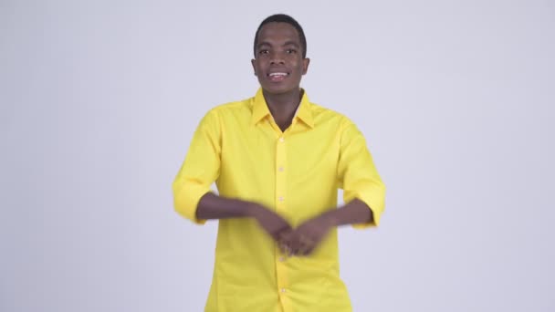Молодий щасливі африканських бізнесмен посміхається з обіймами перетнула — стокове відео