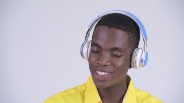 Rosto de jovens empresários africanos felizes ouvindo música — Vídeo de Stock