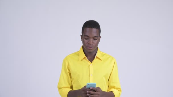 Студийный Снимок Молодого Привлекательного Африканского Бизнесмена Жёлтой Рубашке Белом Фоне — стоковое видео