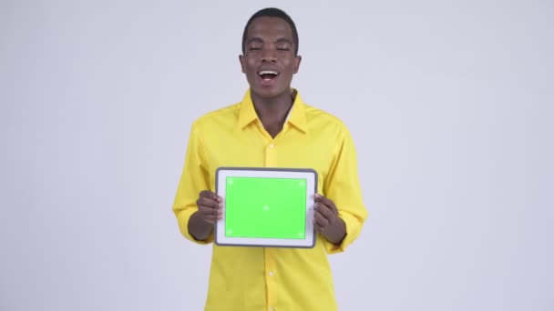 Jonge gelukkig Afrikaanse zakenman tonen digitale tablet en kijken verbaasd — Stockvideo