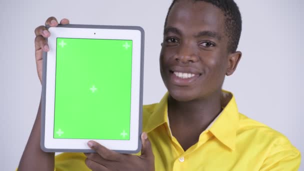 Обличчя молодих щасливі африканських бізнесмен показ цифровий планшетний — стокове відео
