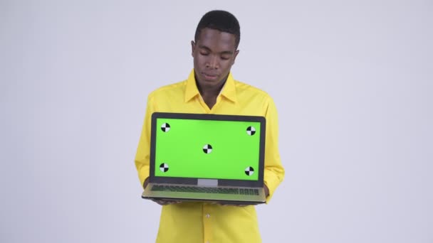 Jovem estressado empresário Africano mostrando laptop e olhar triste — Vídeo de Stock