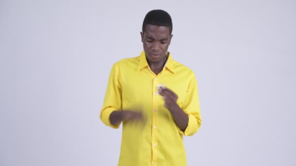 Mladý šťastný africké podnikatel s neposeda číselník — Stock video