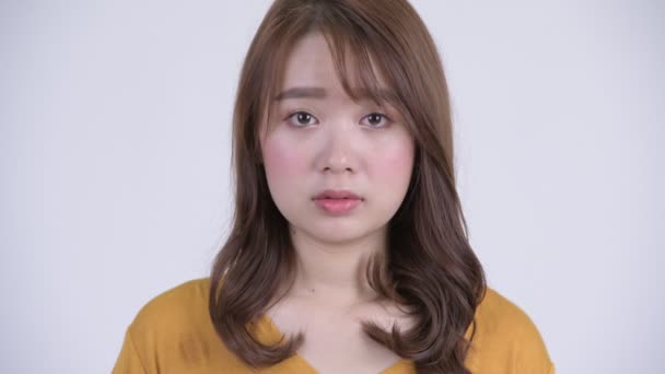Kameraya bakan genç ve güzel Asyalı kadının yüzü. — Stok video