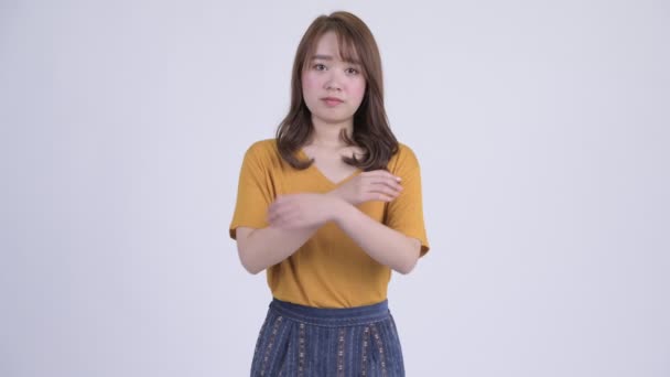 Joven hermosa mujer asiática con los brazos cruzados — Vídeo de stock