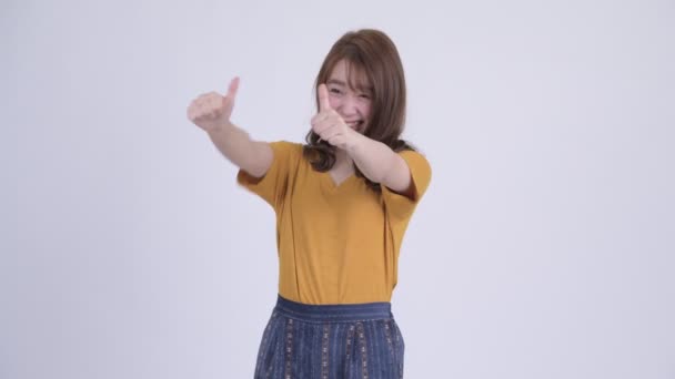 Gelukkig jonge mooie Aziatische vrouw opgewonden kijken terwijl het geven van duimen omhoog — Stockvideo