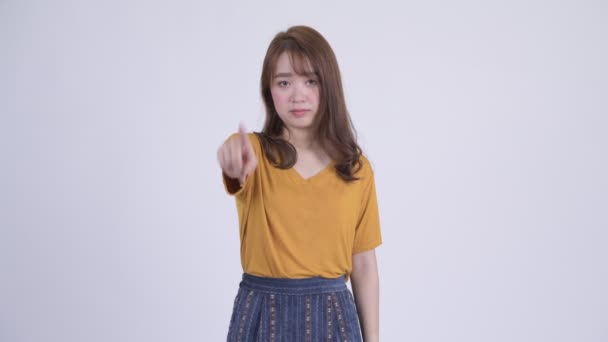 Mladá krásná Asijské žena ukazuje na kameru — Stock video