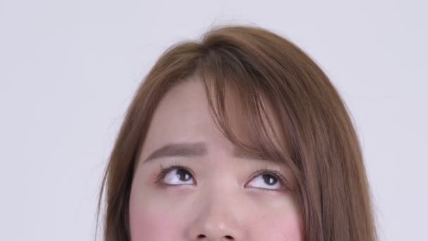 Ojos de joven hermosa mujer asiática pensando y mirando hacia arriba — Vídeo de stock