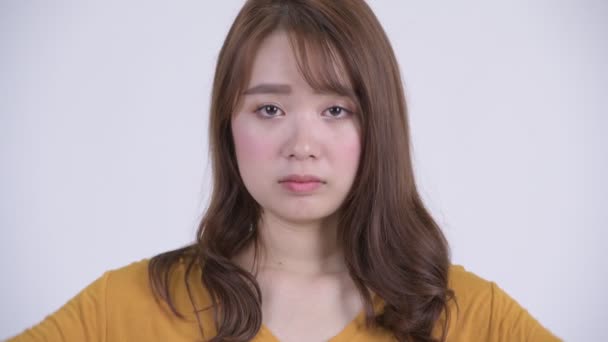 Gesicht einer jungen schönen asiatischen Frau, die Ohren wie drei weise Affen verhüllt — Stockvideo