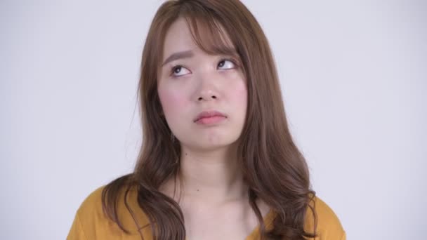 Ansikte av ung stressad asiatisk kvinna ser trött och uttråkad — Stockvideo